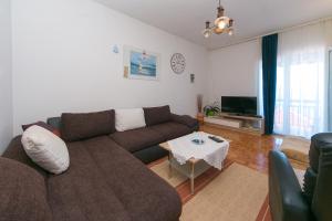 TV a/nebo společenská místnost v ubytování Apartments by the sea Brist, Makarska - 15714