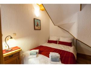 Un dormitorio pequeño con una cama y una mesita de noche. en Apartments with WiFi Vrbnik, Krk - 15721, en Vrbnik