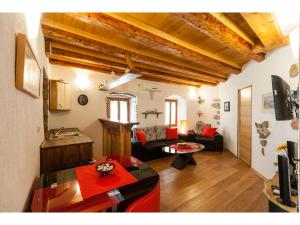 una sala de estar con un sofá y una mesa en Apartments with WiFi Vrbnik, Krk - 15721, en Vrbnik