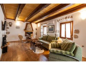 Una sala de estar con dos sofás y una mesa. en Apartments with WiFi Vrbnik, Krk - 15721, en Vrbnik