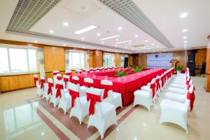 a large banquet hall with red and white tables and chairs at Khách sạn INCO 515.9 in Phủ Lý