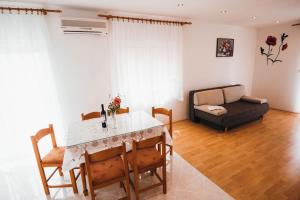 Fotografie z fotogalerie ubytování Apartments with a parking space Vodice - 15734 v destinaci Vodice