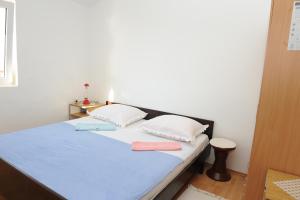 Postel nebo postele na pokoji v ubytování Apartment Podaca 15748d