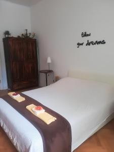 sypialnia z białym łóżkiem i 2 ręcznikami w obiekcie Apartments with WiFi Rijeka - 15753 w mieście Rijeka