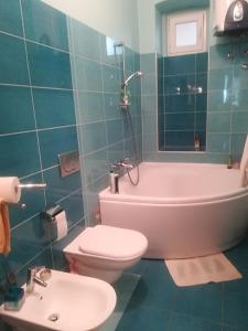 W łazience znajduje się toaleta, wanna i umywalka. w obiekcie Apartments with WiFi Rijeka - 15753 w mieście Rijeka