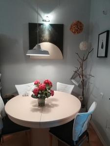 Biały stół z wazonem kwiatów w obiekcie Apartments with WiFi Rijeka - 15753 w mieście Rijeka