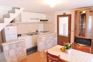 Kuchyň nebo kuchyňský kout v ubytování Apartments with parking spaces Omis - 15767 + 9 fotografií