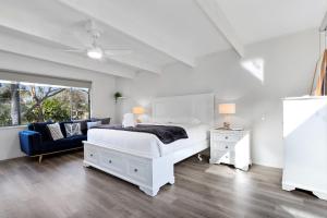 1 dormitorio blanco con 1 cama y 1 sofá azul en Hygge House en Nungurner