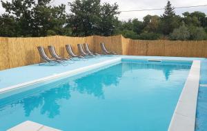 Bazén v ubytovaní Family friendly house with a swimming pool Posedarje, Novigrad - 15785 alebo v jeho blízkosti
