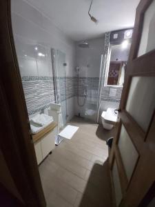 Koupelna v ubytování Apartments by the sea Posedarje, Novigrad - 15786 + 18 fotografií