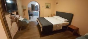 een slaapkamer met een bed, een tafel en een televisie bij Apartments by the sea Posedarje, Novigrad - 15786 in Posedarje