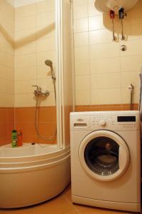 pralka w łazience z prysznicem w obiekcie Apartments with a parking space Split - 15964 w Splicie