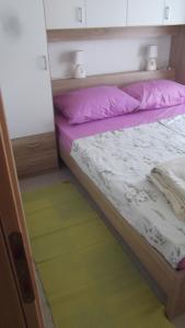 sypialnia z 2 łóżkami i różowymi poduszkami w obiekcie Apartments with WiFi Podstrana, Split - 15970 w Podstranie