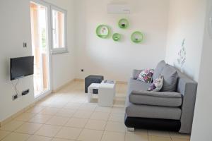 salon z kanapą i telewizorem w obiekcie Apartments with a parking space Klenovica, Novi Vinodolski - 15987 w mieście Klenovica