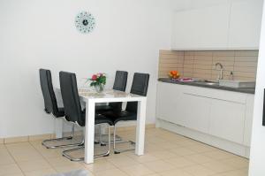 Zdjęcie z galerii obiektu Apartments with a parking space Klenovica, Novi Vinodolski - 15987 w mieście Klenovica
