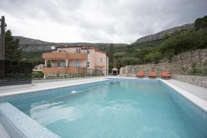 Fotografie z fotogalerie ubytování Family friendly apartments with a swimming pool Klis, Split - 16005 v destinaci Klis