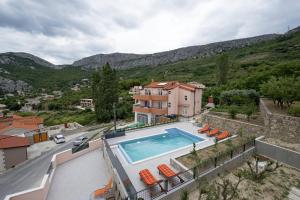 Fotografie z fotogalerie ubytování Family friendly apartments with a swimming pool Klis, Split - 16005 v destinaci Klis
