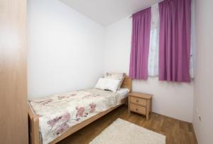 Fotografie z fotogalerie ubytování Family friendly apartments with a swimming pool Klis, Split - 16005 v destinaci Klis