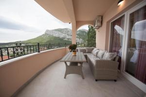 Fotografie z fotogalerie ubytování Family friendly apartments with a swimming pool Klis, Split - 16005 v destinaci Klis