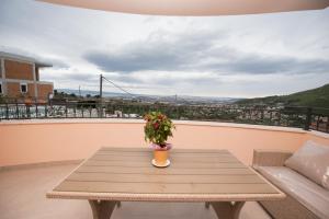 Fotografie z fotogalerie ubytování Family friendly apartments with a swimming pool Klis, Split - 16005 v destinaci Klis