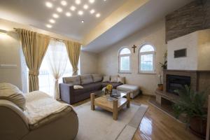 Fotografie z fotogalerie ubytování Family friendly apartments with a swimming pool Klis, Split - 16005 v destinaci Klis