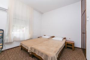 Postel nebo postele na pokoji v ubytování Rooms by the sea Gradac, Makarska - 16006