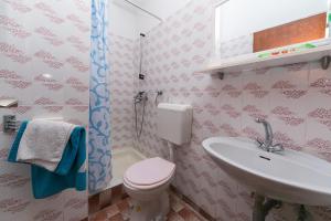 y baño con aseo y lavamanos. en Rooms by the sea Gradac, Makarska - 16006, en Gradac