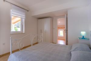Posteľ alebo postele v izbe v ubytovaní Apartments with a parking space Mali Losinj (Losinj) - 16019