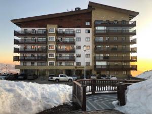 Lo Barnechea的住宿－Departamento residencial Valle Nevado，前面有雪的大公寓楼