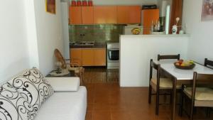 Fotografia z galérie ubytovania Apartments by the sea Tucepi, Makarska - 16037 v Tučepi