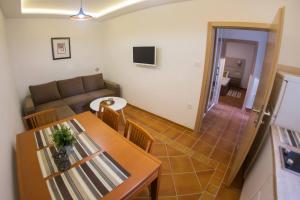 una sala de estar con un sofá y una mesa en Apartments by the sea Gradac, Makarska - 16039, en Gradac
