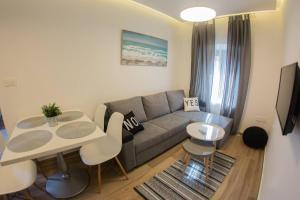 a living room with a couch and a table at Apartments by the sea Gradac, Makarska - 16039 in Gradac