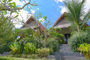 une maison accessible par des escaliers. dans l'établissement Temeling Jungle Inn, à Nusa Penida