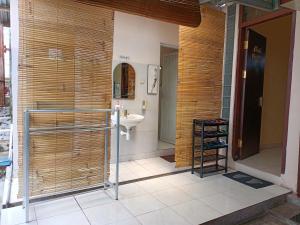 Kamar mandi di Chacha Homestay & Dormitory