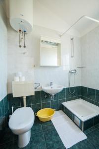 un bagno con un water e un lavandino di Apartments by the sea Gradac, Makarska - 16073 a Gradac (Grado)