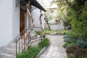 un porche de una casa con escaleras y plantas en Apartments with WiFi Zagreb - 16085, en Zagreb