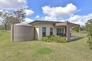 a small house with a gazebo in a yard at Ironbark Hill Villa 2 Aneis in Pokolbin