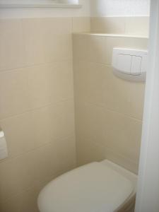 La salle de bains est pourvue de toilettes blanches. dans l'établissement Grachtenstube, à Greetsiel