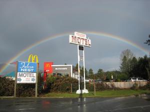 Certificato, attestato, insegna o altro documento esposto da Falcon Nest Motel