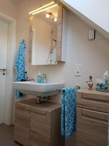 een badkamer met een wastafel en een spiegel bij Sielresidenz in Greetsiel