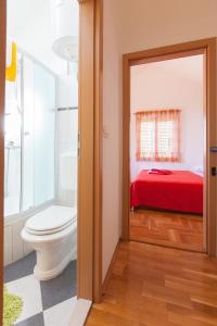 Bilik mandi di Holiday house with a parking space Gornji Tucepi, Makarska - 16113