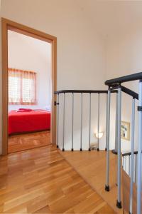 Habitación con escalera, cama y espejo. en Holiday house with a parking space Gornji Tucepi, Makarska - 16113, en Tučepi 8 fotos más