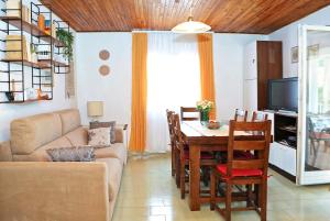 TV a/nebo společenská místnost v ubytování Seaside holiday house Sali, Dugi otok - 16128