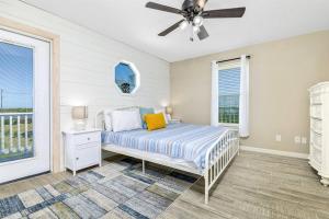 - une chambre avec un lit et un ventilateur de plafond dans l'établissement *New Listing* Turquoise Breeze *Pool Table* Sleeps 11, à Crystal Beach