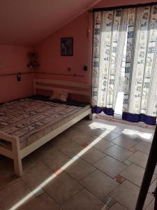 ein Schlafzimmer mit einem Bett in einem Zimmer mit Fenstern in der Unterkunft Apartments by the sea Baric Draga, Karlobag - 16148 in Barić Draga