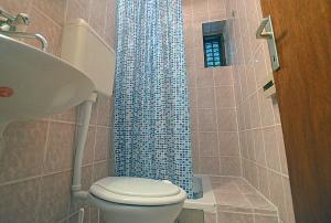 e bagno con servizi igienici e tenda doccia blu. di Apartments and rooms by the sea Podaca, Makarska - 16160 a Podaca