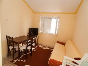 Μια τηλεόραση ή/και κέντρο ψυχαγωγίας στο Apartments and rooms by the sea Podaca, Makarska - 16114