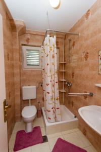 Ένα μπάνιο στο Apartments and rooms by the sea Podaca, Makarska - 16114