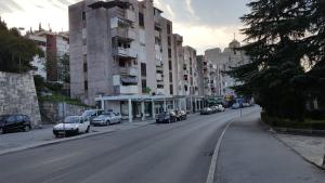 une rue avec des voitures garées sur le côté de la route dans l'établissement Apartments by the sea Ploce, Neretva Delta - Usce Neretve - 16195, à Ploče