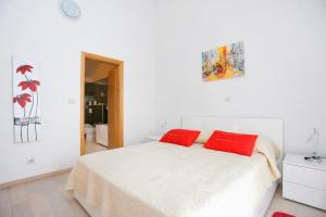 Posteľ alebo postele v izbe v ubytovaní Apartments by the sea Trogir - 16211